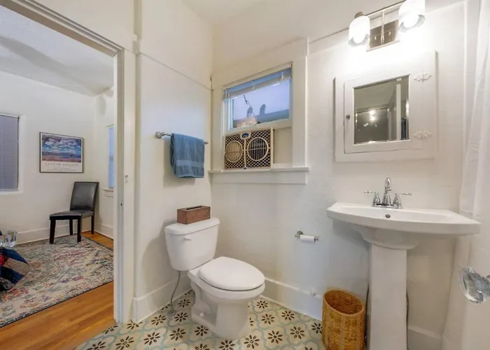 Charm, Near 4th Ave, Walk To U Of A, 1 Bedroom 1 Ba Holiday home *
