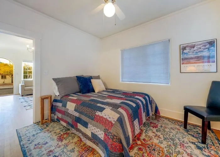 Charm, Near 4th Ave, Walk To U Of A, 1 Bedroom 1 Ba Holiday home